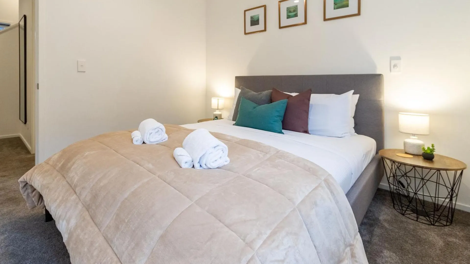 Executive Suite On Lichfield Street - 2 Bed 2 Bath Christchurch Apartment