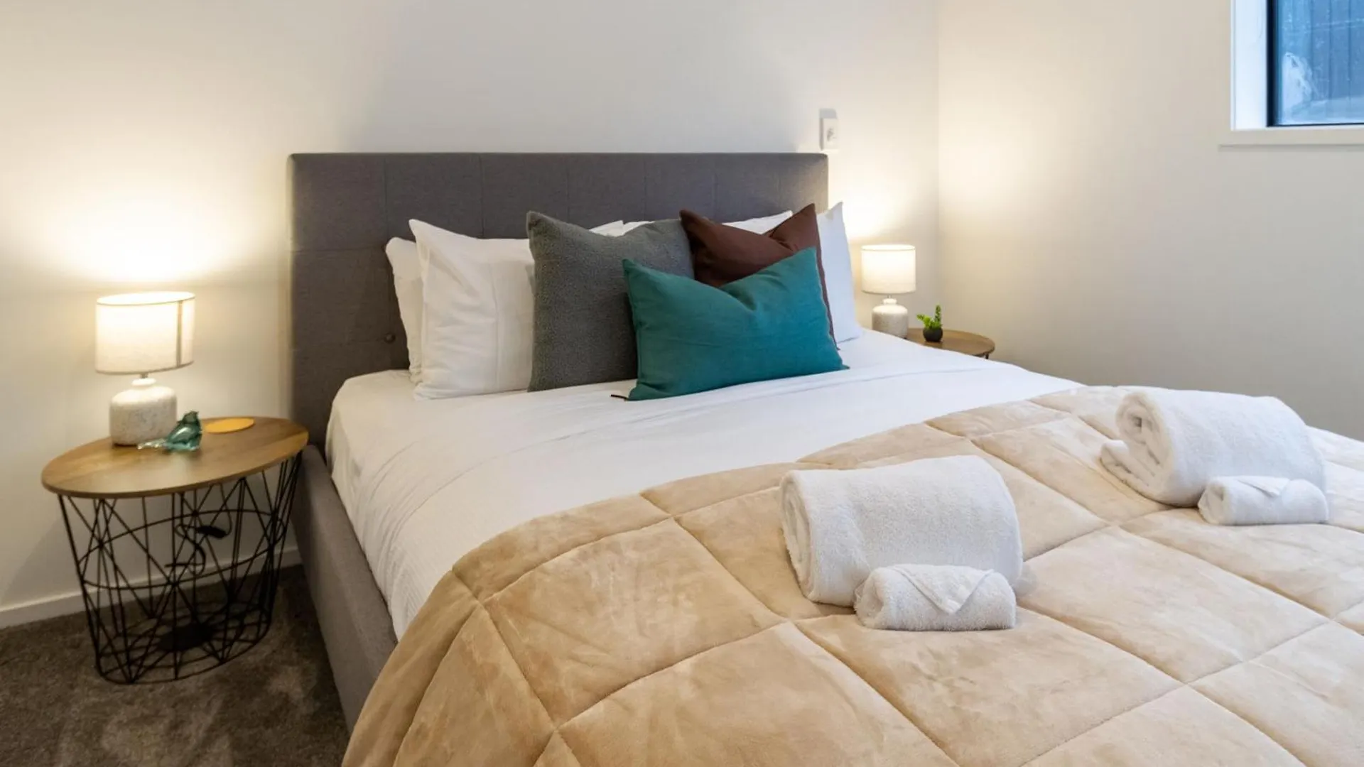 Executive Suite On Lichfield Street - 2 Bed 2 Bath Christchurch 0*,