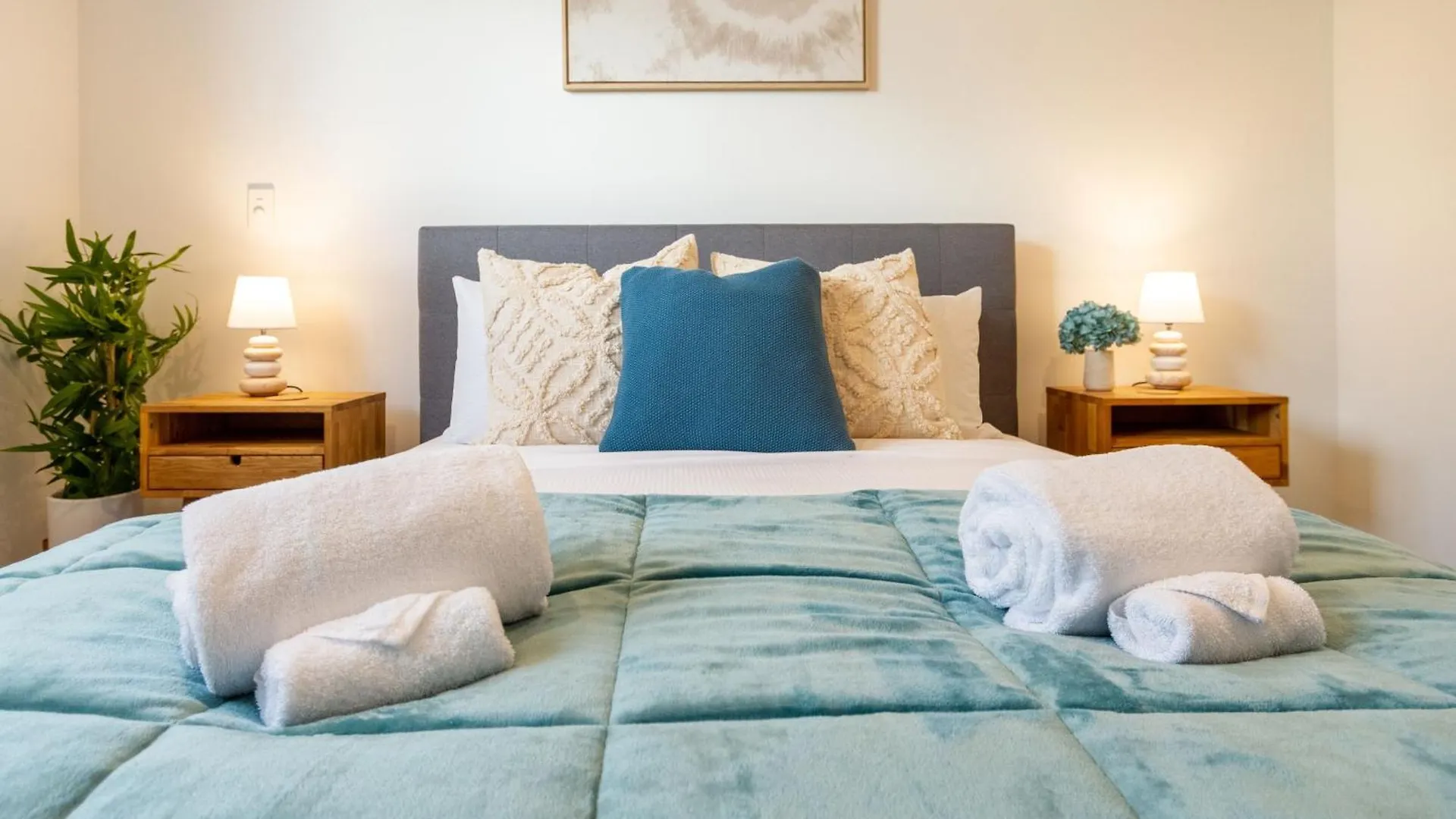 Executive Suite On Lichfield Street - 2 Bed 2 Bath Christchurch Apartment